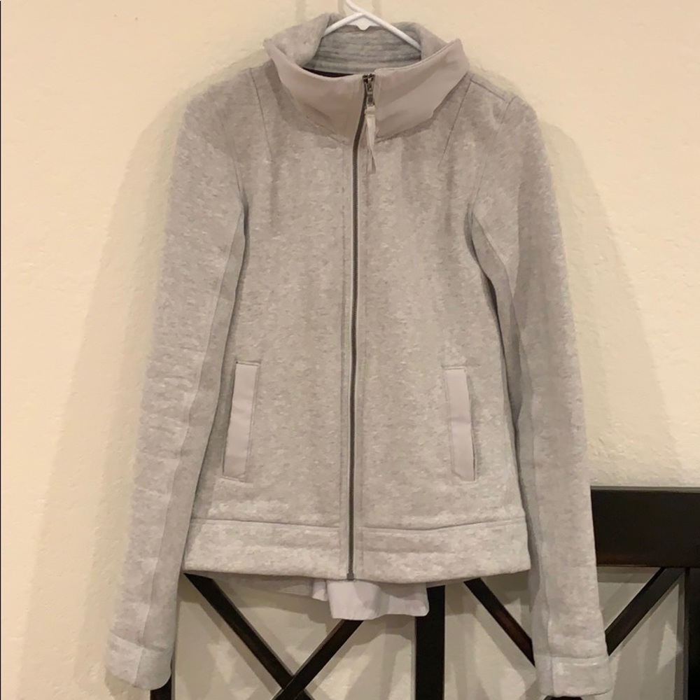 Lululemon. En Route Heather Grey Jacket.